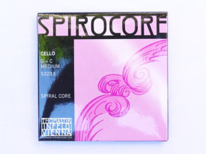 Cordes "Thomastik Spirocor Wolfram". Trame synthétique filé acier tungstène. Le filage tungstène permet de réduire la masse de la cordes et 
augmente ainsi son efficacité.
Disponibilité :
Do, Sol pour violoncelle. Do pour alto.