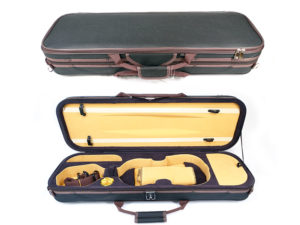 Etui rectangulaire en tissu pour violon. Deux rangements pour archet. Poche pour partitions. Rangement pour accessoires divers. Sangles de transport.
